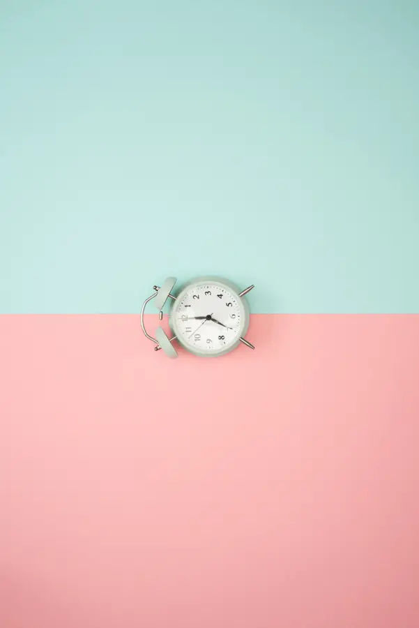 Jam dinding di latar pastel
