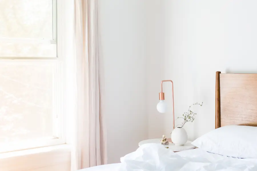 Kamar tidur tenang dengan lampu